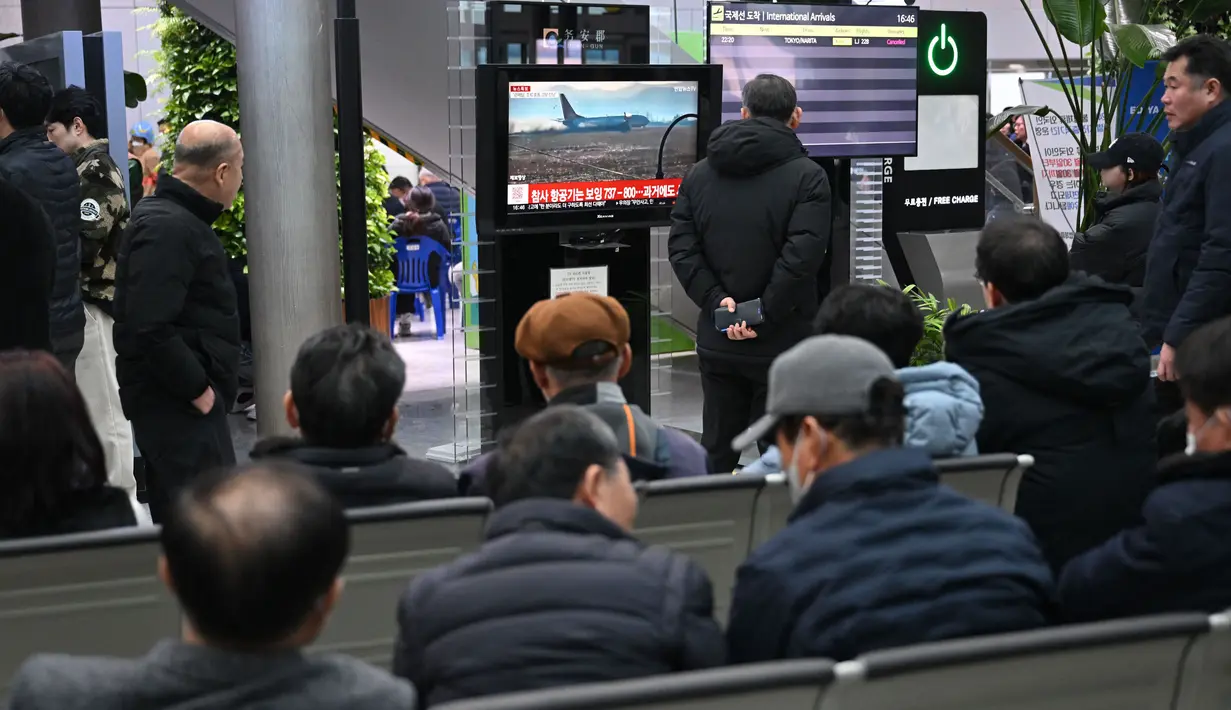 Pesawat yang membawa 175 penumpang dan enam awak penerbangan tersebut dilaporkan tergelincir saat melakukan pendaratan hingga menabrak pagar pembatas Bandara Internasional Muan, Provinsi Jeolla Selatan, Korea Selatan. (JUNG YEON-JE/AFP)