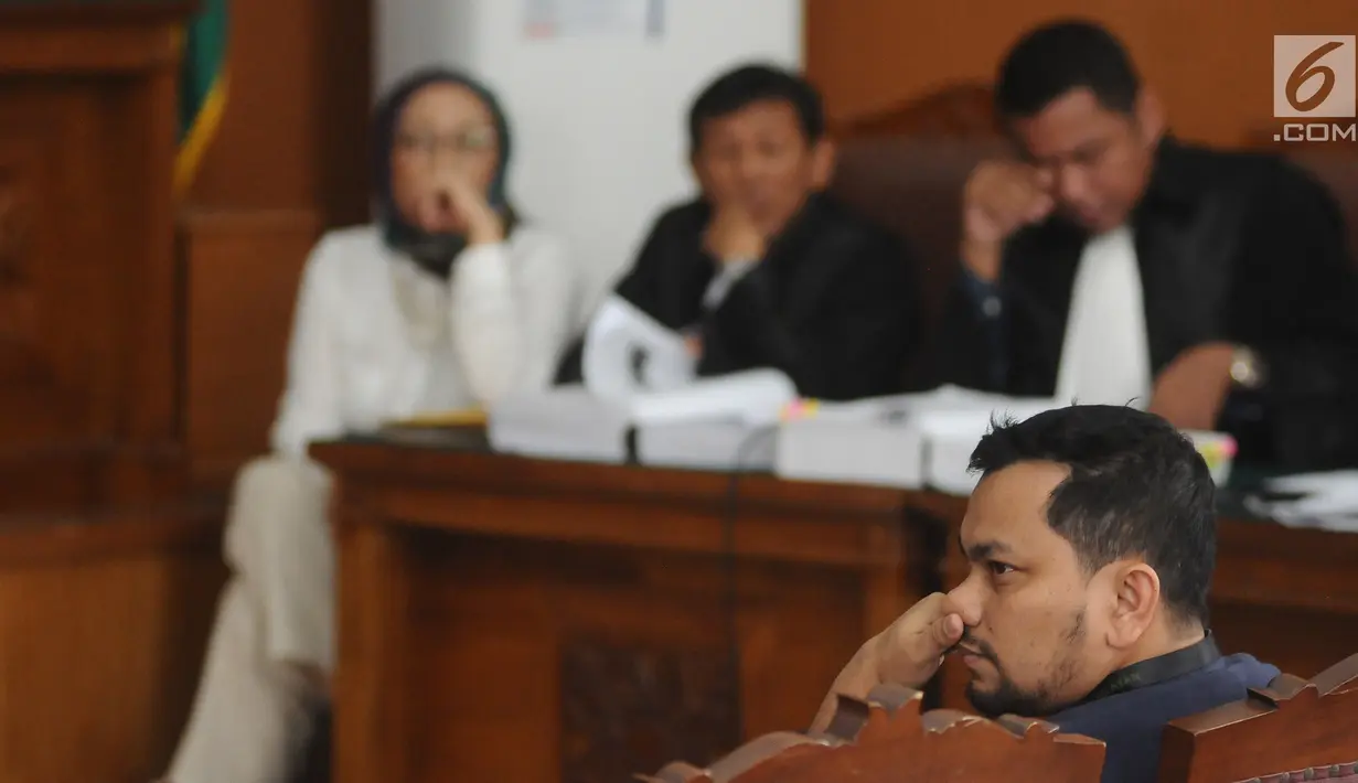 Penyanyi sekaligus dokter bedah plastik Tompi saat menjadi saksi sidang lanjutan kasus berita bohong Ratna Sarumpaet  di PN Jakarta Selatan, Selasa (23/4). Tompi hadir atas undangan PN Jaksel sebagai saksi fakta. (Liputan6.com/Herman Zakharia)
