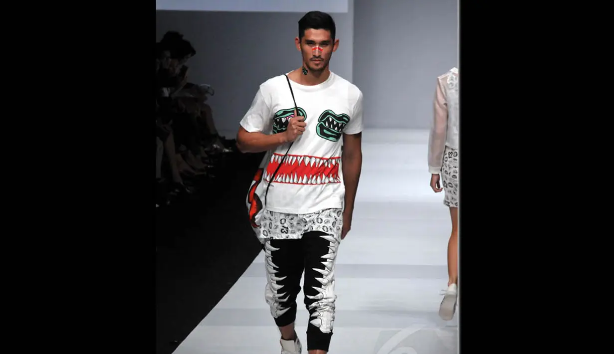 Gambar Karikatur hadir cukup intens pada karya-karya Monstore di Jakarta Fashion Week 2015, Sabtu (1/11/2014). (Liputan6.com/Panji Diksana)