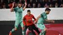 Gelandang Rennes, Hatem Ben Arfa lewati Sokratis pada leg 1, babak 16 besar Liga Europa yang berlangsung di Stadion Roazhon Park, Rennes, Jumat (8/3). Arsenal kalah 1-3 kontra Rennes. (AFP/Damien Meyer)