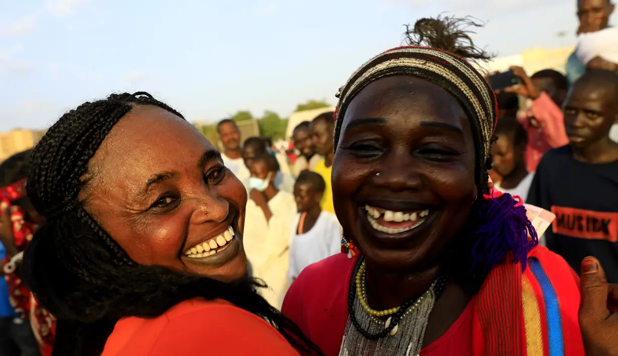 Warga Sudan menghadiri upacara perayaan setelah kedatangan perwakilan pemerintah Sudan dan kelompok bersenjata yang menandatangani kesepakatan perdamaian final di Juba, untuk mengakhiri konflik bersenjata di antara mereka, di Khartoum, Sudan, pada 8 Oktober 2020. (Xinhua/Mohamed Khidir)