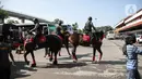 <p>Polisi berkuda dari Unit Satwa Polri melakukan patroli di Terminal Kampung Rambutan, Jakarta, Minggu (8/5/2022). Polisi berkuda dari Unit Satwa Polri secara rutin berpatroli guna memberikan rasa aman kepada penumpang yang tiba di Terminal Kampung Rambutan. (Liputan6.com/Faizal Fanani)</p>