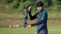 Pelatih Timnas Indonesia U-19, Eduard Tjong, memberikan pengarahan kepada para pemain seleksi. (Bola.com/Vitalis Yogi Trisna)