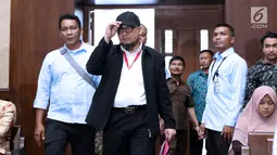 Penyidik KPK, Novel Baswedan (kedua kiri) bersiap menjadi saksi pada sidang dugaan menghalangi proses penyidikan terhadap Eddy Sindoro dengan terdakwa, Lucas di Pengadilan Tipikor, Jakarta, Kamis (10/1). (Liputan6.com/Helmi Fithriansyah)