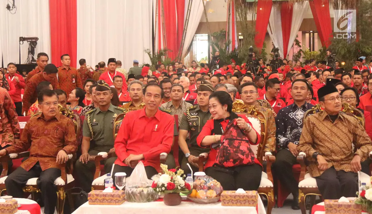 Presiden Jokowi (ketiga kanan), Wapres Jusuf Kalla (kiri), Presiden ke-3 BJ Habibie (kanan) dan Ketum PDIP Megawati Soekarnoputri (kedua kanan) saat Rakornas Tiga Pilar PDI Perjuangan di ICE BSD, Tangerang Selatan, (16/12). (Liputan6.com/Angga Yuniar)