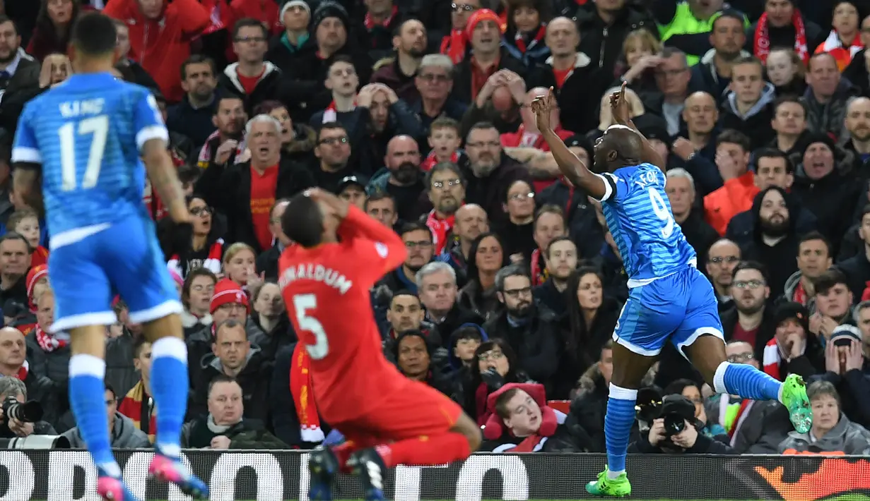 Striker Bournemouth, Benik Afobe, melakukan selebrasi usai mencetak gol ke gawang Liverpool dalam laga lanjutan liga Inggris di Stadion Anfield, Rabu (5/4/2017). Liverpool ditahan imbang dengan skor 2-2. (AFP/ Paul Ellis).