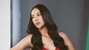 Tampil simple dengan gaun malam, kamu bisa sontek gaya Anya Geraldine yang satu ini. Ia mengenakan dress satin berwarna merah dengan potongan fitted body shape. Meski simple, penampilan kamu bisa tampak lebih sensual [instagram/anyageraldine]