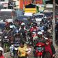 Kendaraan terjebak kemacetan di sepanjang Simpang Cagak Nagreg, Jawa Barat, Minggu (3/7). Tingginya volume kendaraan serta aktivitas pasar menjadi penyebab kemacetan di kawasan tersebut. (Liputan6.com/Immanuel Antonius)