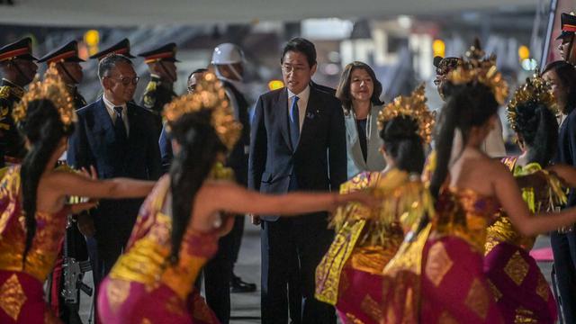 Perdana Menteri Jepang Fumio Kishida (tengah) bersama istri Yuko Kishida (kanan) tiba di Terminal VVIP I Bandara I Gusti Ngurah Rai Bali, Minggu (13/11/2022).