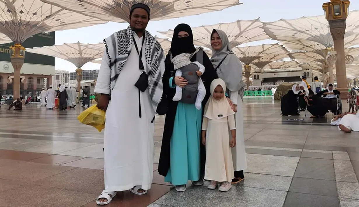Virgoun sendiri mengajak istri, anak dan juga sang ibu dalam melaksanakan ibadah umroh di awal bulan suci Ramadan. Kebersamaan keluarga Virgoun saat berada di Tanah Suci juga bisa terlihat dari unggahan akun sang istri. (Liputan6.com/IG/@mommy_starla)