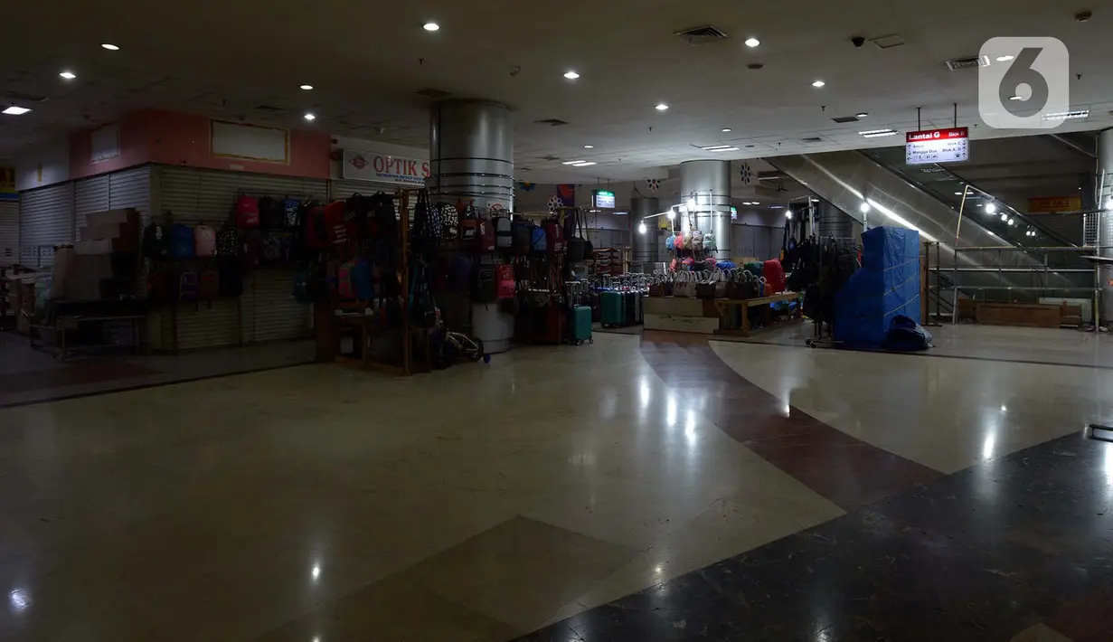 Pedagang tas di WTC Mangga Dua memilih berjualan meski sepi pengunjung, Jakarta, Kamis (28/11/2019). Maraknya toko online berimbas pada sepinya pusat perbelanjaan karena ditinggal pengunjung. (merdeka.com/Imam Buhori)
