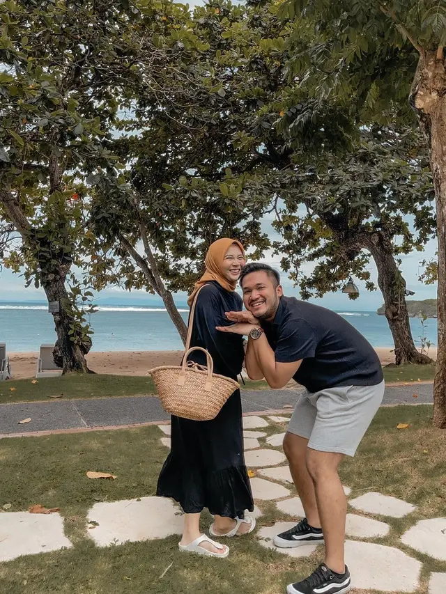 Hamil Anak Pertama, Ini 6 Momen Manis Kesha Ratuliu dan Suami