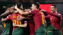 Ronaldo kini menjadi pemain dengan caps terbanyak sepanjang sejarah sepak bola dunia. Total Ronaldo bermain untuk negaranya sebanyak 197 kali, melewati rekor Bader Al-Mutawa dengan 196 penampilan bersama Kuwait. (AP Photo/Armando Franca)