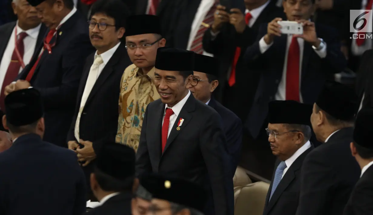 Presiden Joko Widodo atau Jokowi saat menghadiri pelantikan anggota DPR, MPR, dan DPD di Kompleks Parlemen, Jakarta, Selasa (1/10/2019). Para wakil rakyat yang terpilih dalam Pemilihan Umum 2019 dilantik hari ini. (Liputan.com/JohanTallo)