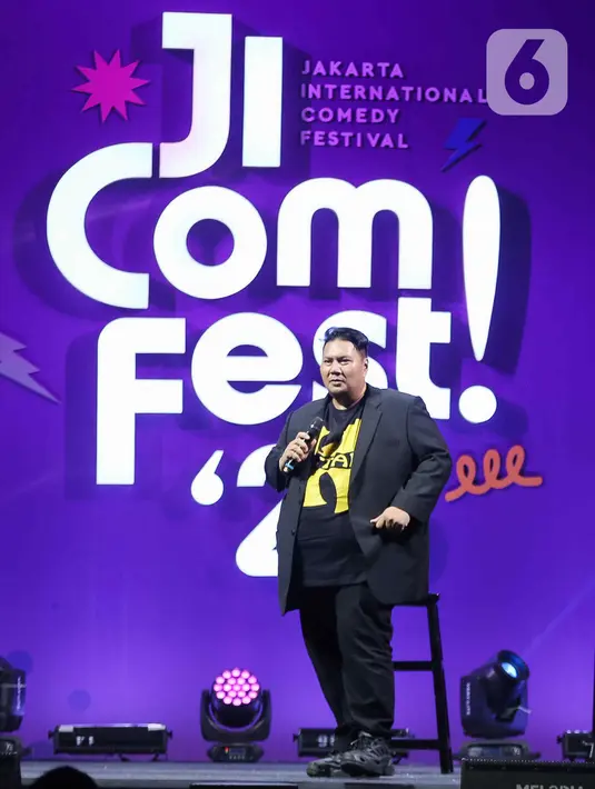 Komika Mo Sidik memeriahkan panggung Jakarta International Comedy Festival atau Jicomfest 2023 di Tennis Indoor Senayan, Jakarta, Jumat (15/12/2023). (Liputan6.com/Herman Zakharia)