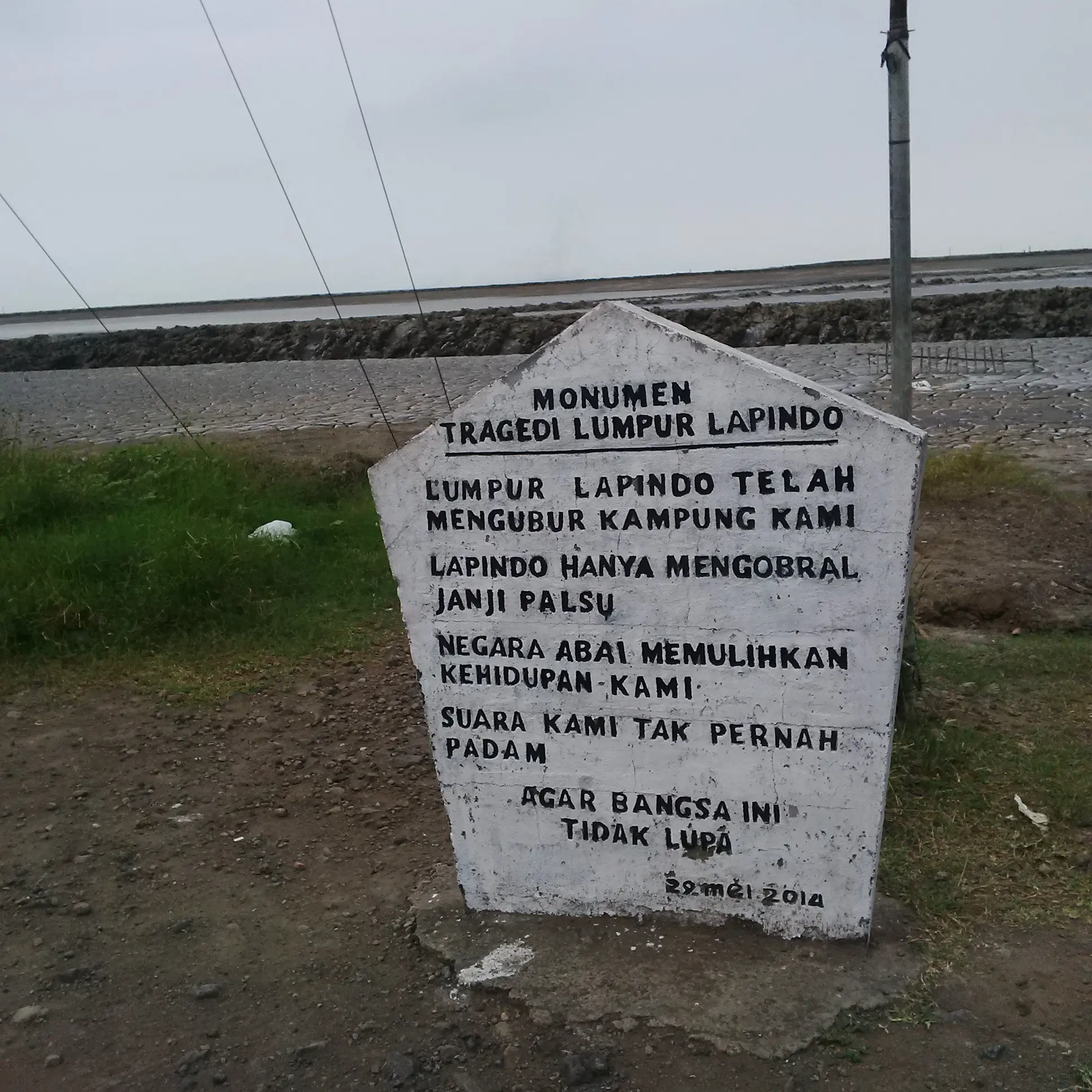 Lumpur Lapindo ikut mengubur pabrik PT CPS dan kontrakan Marsinah di kawasan Porong, Sidoarjo, Jawa Timur. (/Dhimas Prasaja)