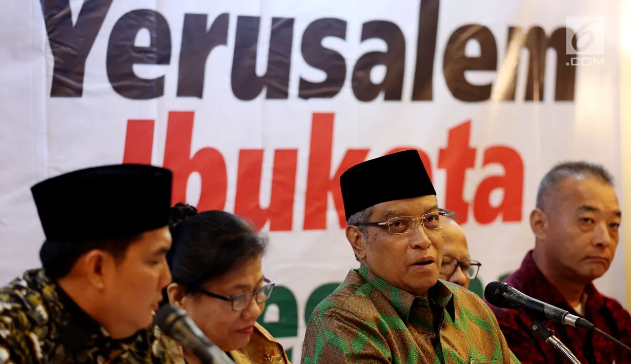 Ketua Umum PBNU KH Said Aqil Siroj memberi keterangan saat konferensi pers di Jakarta, Jumat (15/12). Keterangan pers tersebut terkait pernyataan sepihak Presiden Amerika Donald Trump mengenai Yerusalem menjadi Ibukota Israel. (Liputan6.com/JohanTallo)