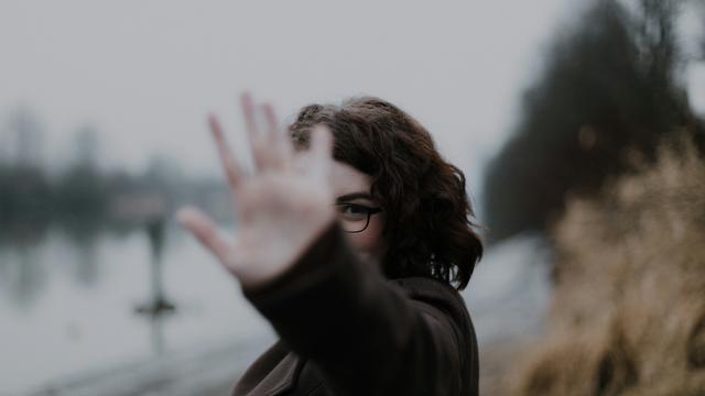 Ilustrasi gengsi, malu, penolakan, tidak percaya diri