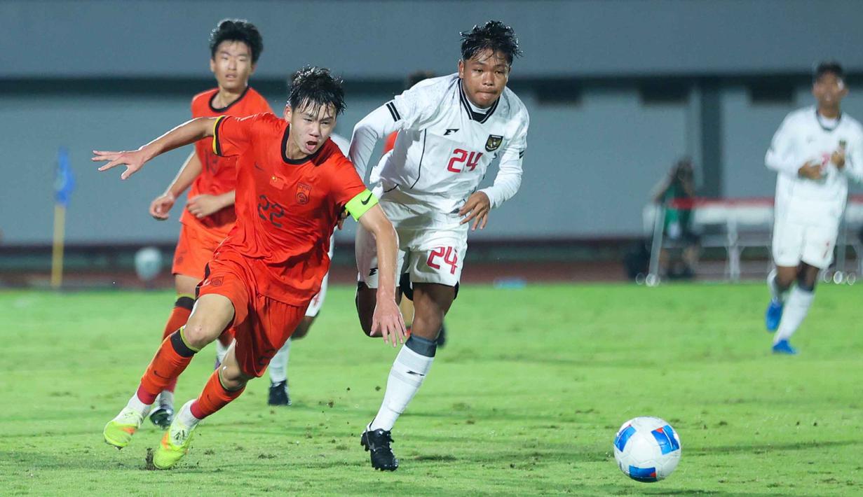 Sejak menit awal, Timnas Indonesia U-17 langsung berada di bawah tekanan. Tampak dalam foto, pemain tengah Timnas Indonesia U-17, Dava Yunna Adi Putra (ketiga kiri) berebut bola dengan Li Junpeng (China) saat laga uji coba di Indomilk Arena, Tangerang, Banten, Minggu (8/2/2026). (Bola.com/M Iqbal Ichsan)