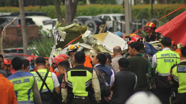Evakuasi Pesawat Latih yang Jatuh di BSD Tangerang Selatan