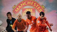 Manchester United - Eks MU dari Belanda: Edwin Van der Sar, Jaap Stam, Robin Van Persie, Ruud Van Nistelrooy (Bola.com/Adreanus Titus)