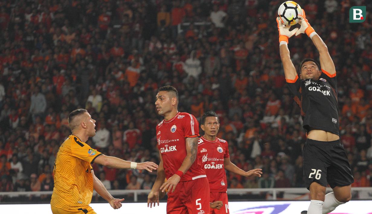 Kiper Persija Jakarta, Andritany Ardhiyasa, menangkap bola saat melawan Bhayangkara FC pada laga Liga 1 di SUGBK, Jakarta, Jumat (23/3/2018). Kedua klub bermain imbang 0-0. (Bola.com/Asprilla Dwi Adha)