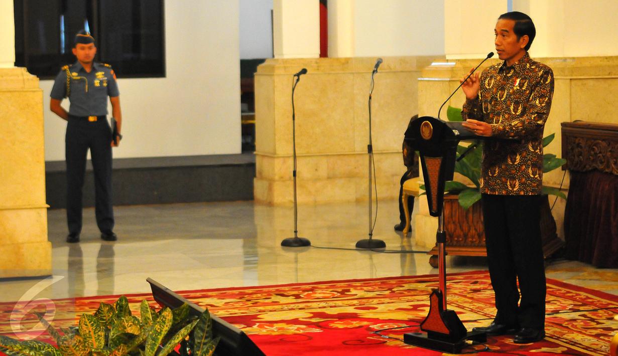 Presiden Joko Widodo memberi keterangan saat melakukan pertemuan dengan pelaku industri jasa keuangan di Istana Negara, Jakarta, Jumat (13/1). Jumlah UMKM di Indonesia terbilang cukup besar, yaitu lebih dari 50 juta UMKM. (Liputan6.com/Angga Yuniar)