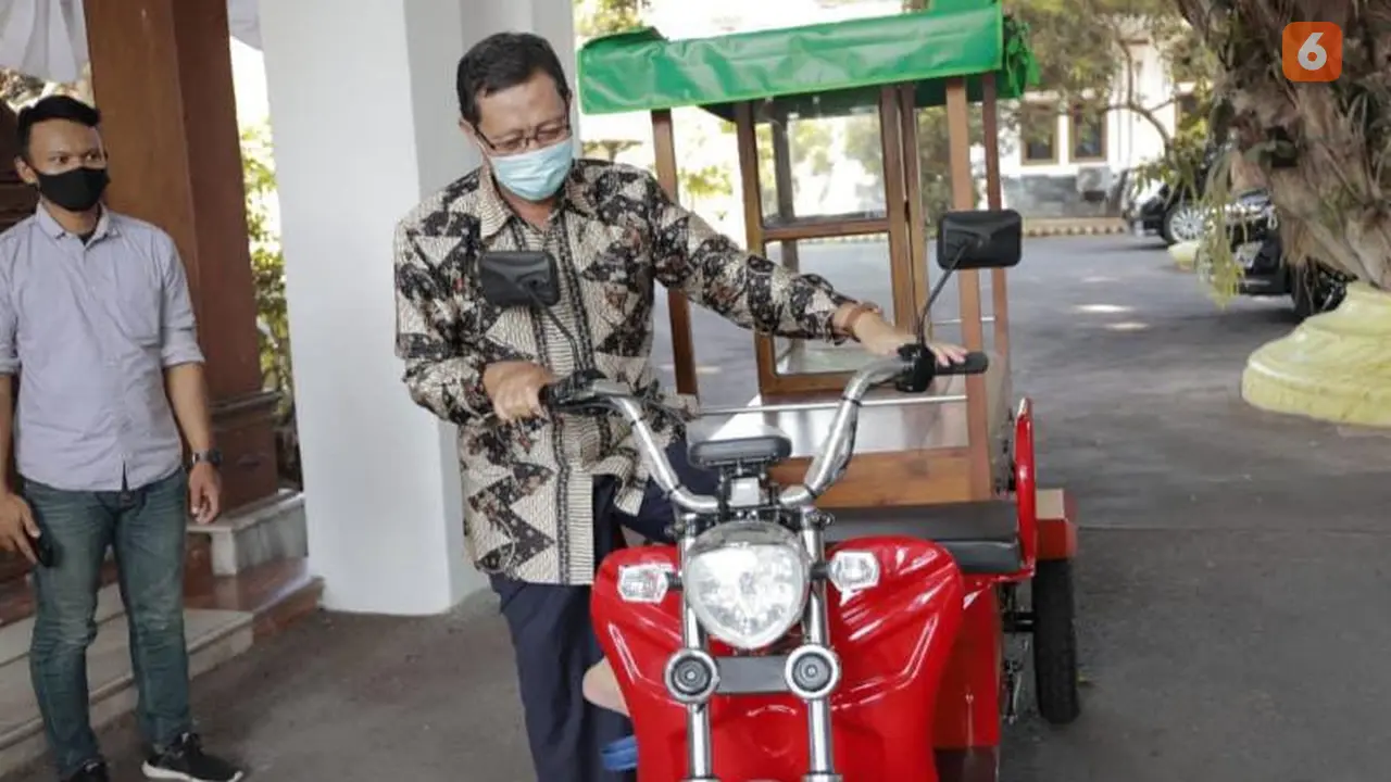 Bupati Tuban ketika menunjukkan gerobak listrik ramah lingkungan (Liputan6.com/Ahmad Adirin)