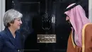 PM Inggris, Theresa May menyambut Putra Mahkota Arab Saudi, Pangeran Mohammed bin Salman di 10 Downing Street, Rabu (7/3). Lawatan pertama Pangeran Saudi di Barat itu menjadi momen spesial memperkuat kemitraan antar kedua negara. (Daniel LEAL-OLIVAS/AFP)
