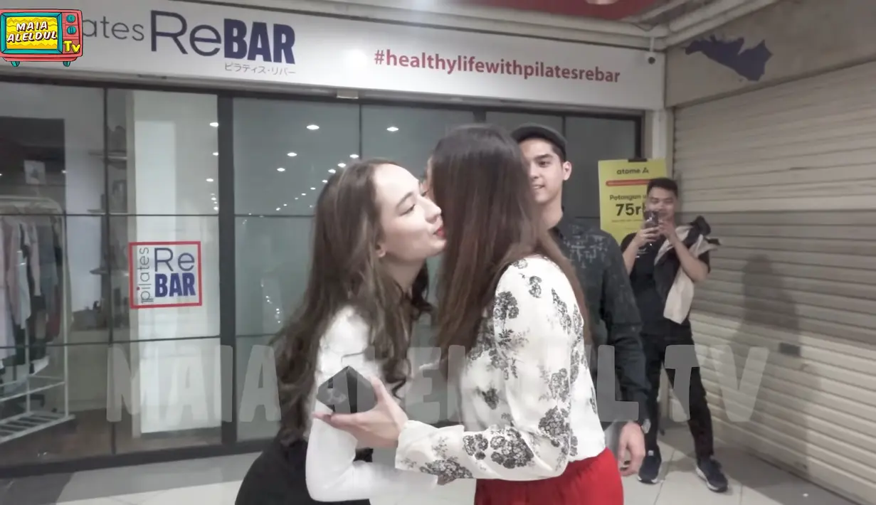 Setelah salaman mereka tampak berpelukan dan berciuman sebagai tanda sayang. [YouTube/MAIA ALELDUL TV]