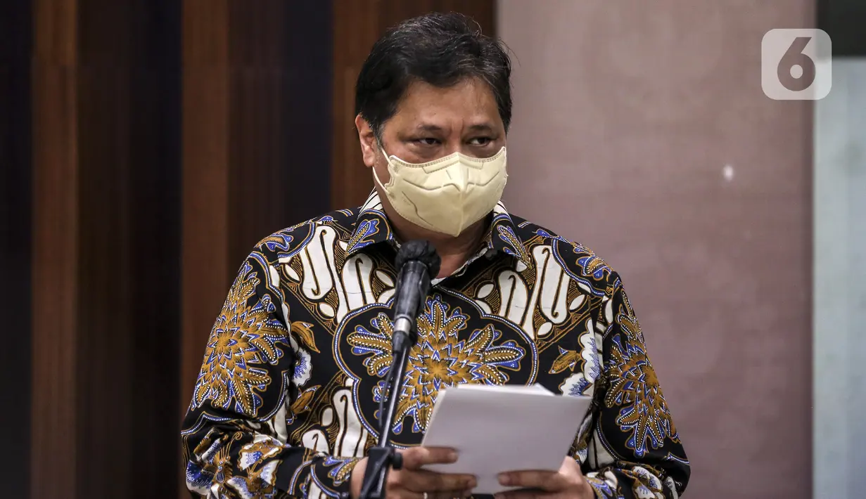 Ketua Umum DPP Partai Golkar Airlangga Hartarto (tengah) menyampaikan keterangan pers terkait pergantian Wakil Ketua DPR Azis Syamsuddin di Media Center DPR, Jakarta, Rabu (29/9/2021). Lodewijk F. Paulus dipilih menjadi Wakil Pimpinan DPR RI menggantikan Azis Syamsuddin. (Liputan6.com/Johan Tallo)
