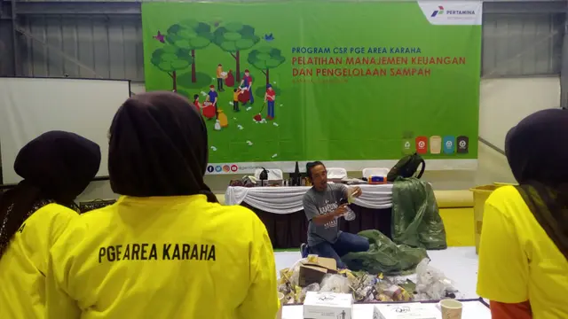 Puluhan peserta warga binaan CSR Unit Karaha nampak antusias memperhatikan pelatihan pengolahan sampah