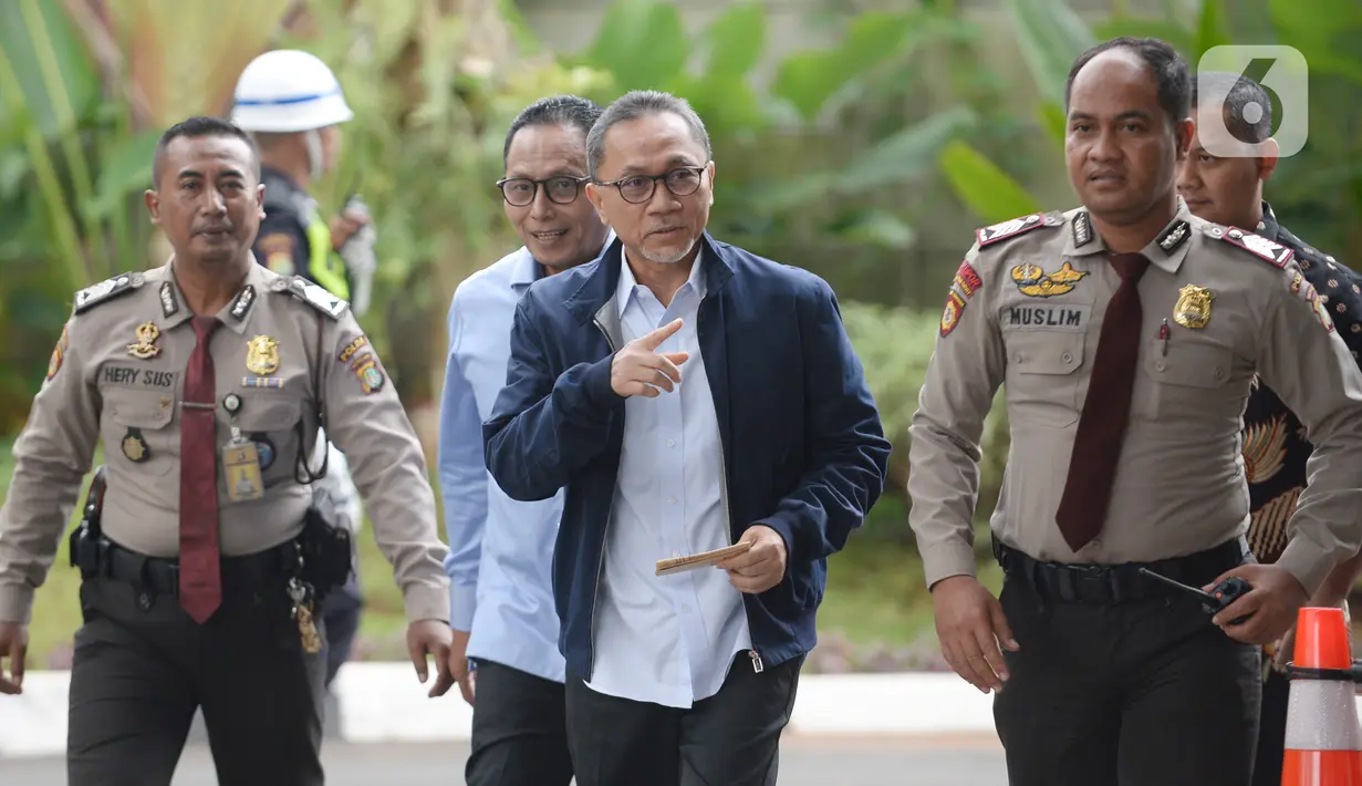 Ketua Umum PAN Zulkifli Hasan (tengah) saat tiba di Gedung KPK, Jakarta, Jumat (14/2/2020). Zulkifli Hasan hanya melambaikan tangan dan langsung masuk ke lobi Gedung KPK tanpa berbicara apapun. (merdeka.com/Dwi Narwoko)