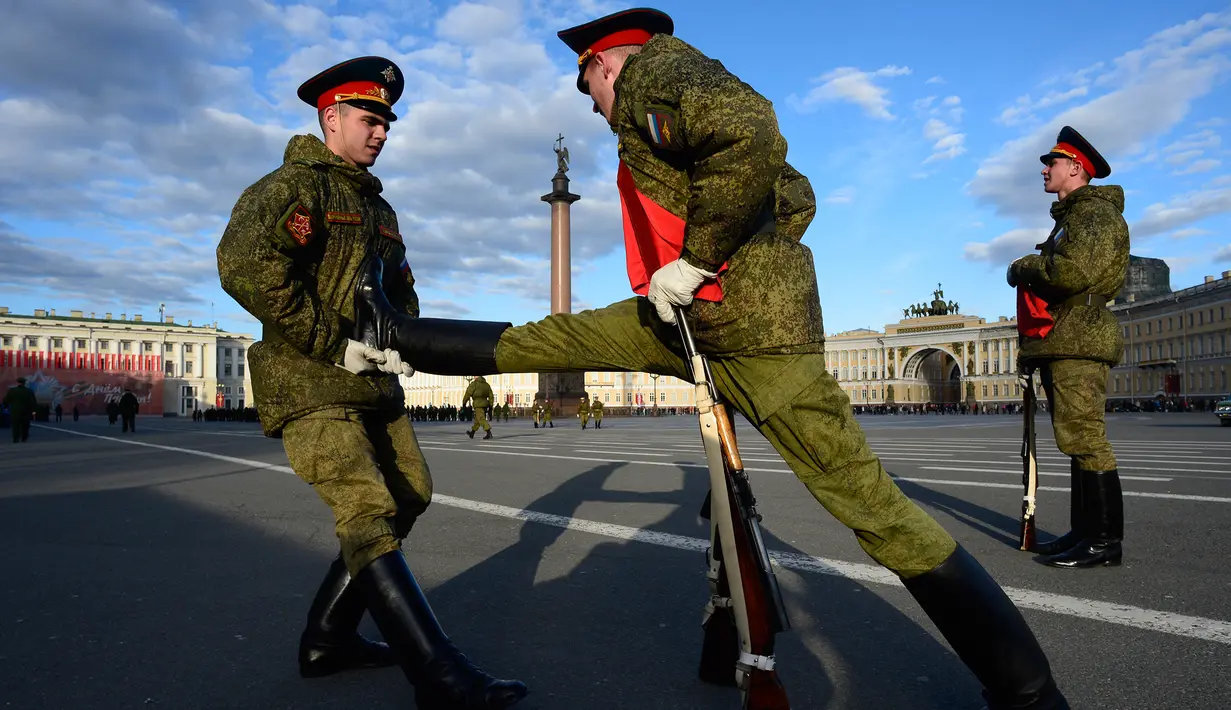  Tentara Rusia melakukan pemanasan jelang latihan untuk parade militer kemenangan di Dvortsovaya di Saint Petersburg (3/5). Rusia akan merayakan ulang tahun ke-72 dari kemenangan atas Nazi Jerman di pada 9 Mei 1945. (AFP Photo/Olga Maltseva)
