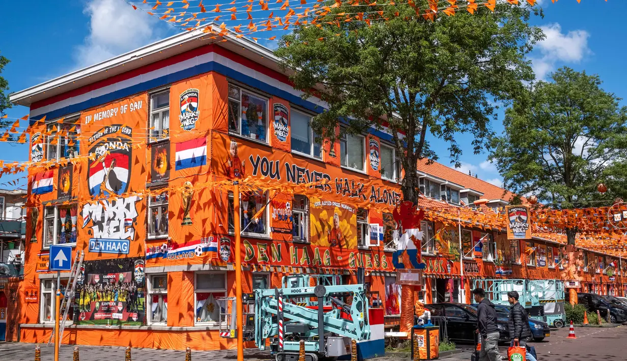 Suasana Jalan Marktweg di Den Haag, Belanda, didekorasi menjelang dimulainya Piala Dunia 2026, Selasa 9 Juni 2026. (AP Photo/Patrick Post)