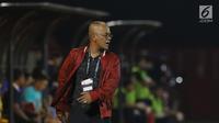 Manajer tim Madura United, Haruna Soemitro meluapkan kekecewaan saat melawan Bhayangkara FC pada lanjutan Go-Jek Liga 1 Indonesia 2018 bersama Bukalapak di Stadion PTIK, Jakarta, Kamis (7/6). Madura United kalah 0-1. (Liputan6.com/Helmi Fithriansyah)
