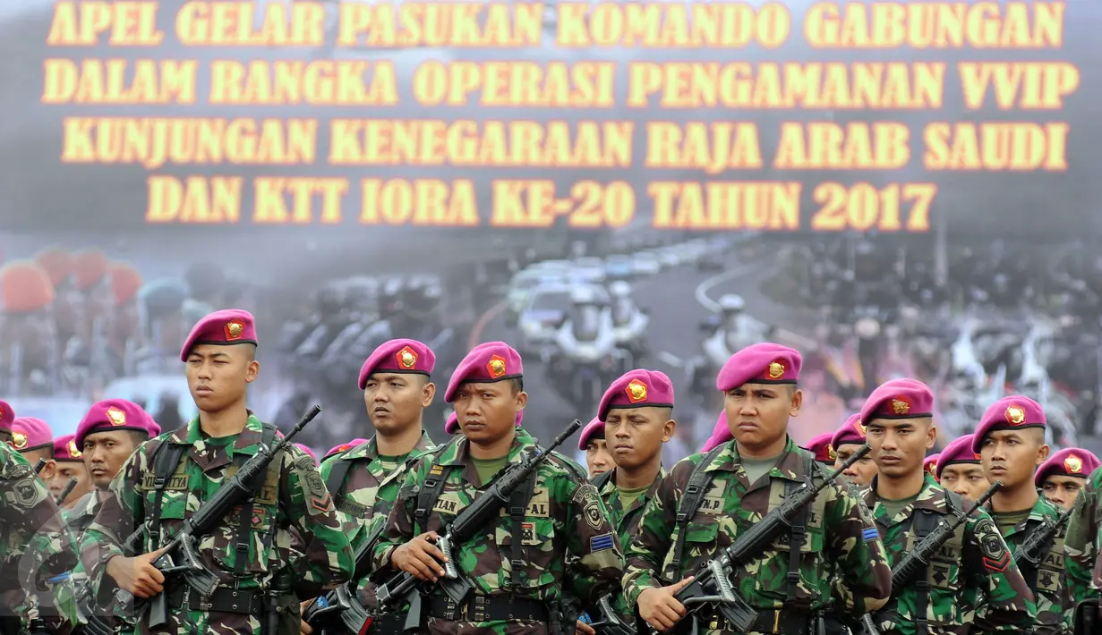 Personel TNI bersiaga saat apel Komando Gabungan Operasi Pengamanan VVIP dan KTT IORA 2017 di Mabes TNI Jakarta, Selasa (28/2). 12.000 personel gabungan disiagakan dalam operasi tersebut. (Liputan6.com/Helmi Fithriansyah)