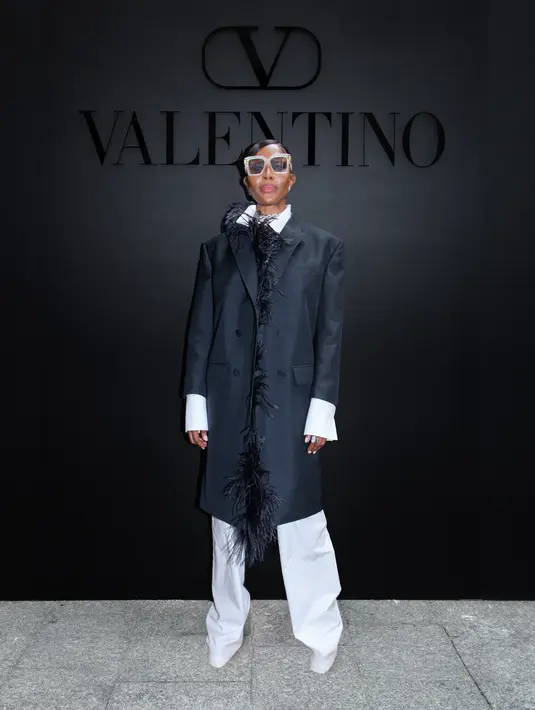 Naomi Campbell tampil fierce dengan outfit bernuansa hitam putih. Mengenakan koleksi Valentino dari Spring Summer 2023 yang dipadukan dengan kacamata, sepatu, dan tas dari Valentino Garavani.  (Valentino)