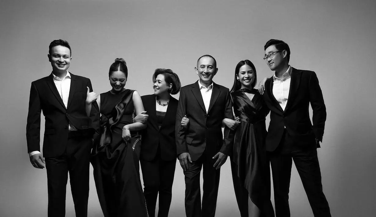 Maudy Ayunda, Amanda Khairunnisa, dan Mama Muren tampil cantik dengan gaun warna hitam.   [Foto: IG/maudyayunda].