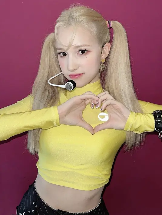 Kali ini Bahiyyih justru tampil seperti Sailormoon dengan gaya rambut kuncir duanya, serta poni berbentuk lovenya mirip dengan Sailormoon. Dengan mengenakan pakain crop top kuning. (@kep1er.world)