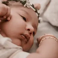 Ilustrasi Gelang Emas Bayi (Credit: jimylloyd laumain/unsplash)