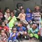 Akrabnya Irjen Iriawan Bersama Anak Korban Penyanderaan di Papua. (ist)