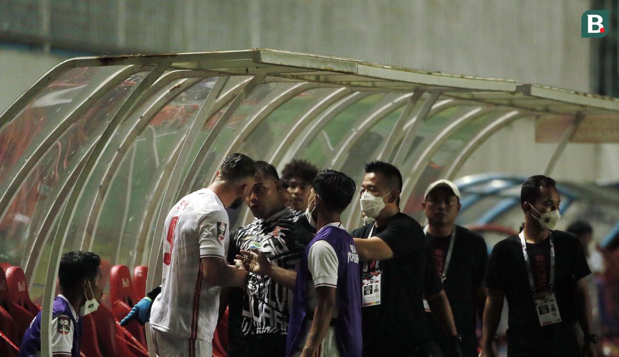 Akhirnya official tim dari Persija Jakarta melerai keduanya agar tak melanjutkan perdebatan tersebut. (Foto: Bola.com/Ikhwan Yanuar)