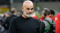 Pelatih Fiorentina, Stefano Pioli, memasuki lapangan sebelum pertandingan Serie A antara AC Milan dan Fiorentina di San Siro, 19 Oktober 2025. (AP Photo/Luca Bruno)