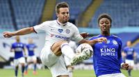 Pemain Chelsea Cesar Azpilicueta (kiri) berduel dengan pemain Leicester City Demarai Grey pada putaran keenam Piala FA di King Power Stadium, Leicester, Inggris, Minggu (28/6/2020). Chelsea melaju ke semifinal Piala FA usai menaklukkan Leicester City 1-0. (AP Photo/Rui Vieira, Pool)