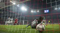 Gawang Buffon bergetar ketika Muller mencetak gol di masa injury time. (ODD ANDERSEN / AFP)