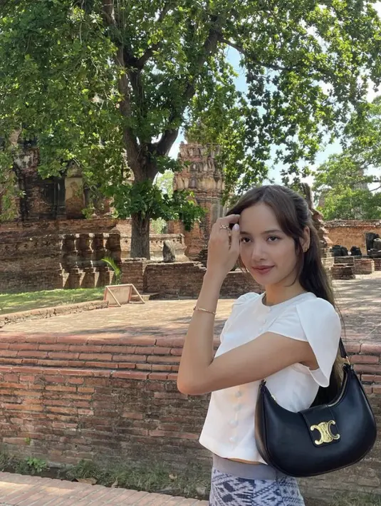 Pesona Lisa Blackpink Saat Pulang Kampung ke Thailand, credit: (@lalalalisa_m)