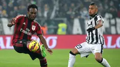 Gelandang AC Milan, Michael Essien (kiri) berusaha mengontrol bola dari kawalan gelandang Arturo Vidal pada pertandingan Serie A Italia di Stadion Turin pada 7 Februari 2015. Essien resmi jadi pemain terbaru Persib Bandung. (AFP Photo / Marco Bertorello)