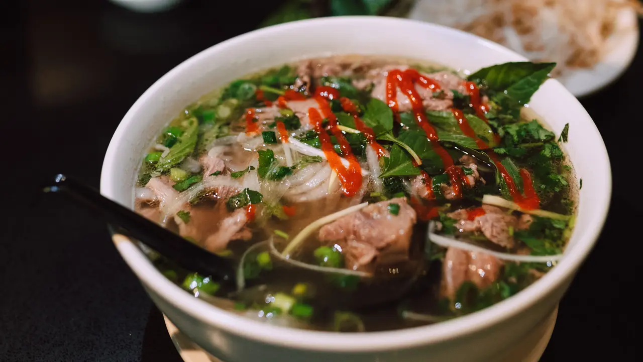 Cara Membuat Pho Vietnam Sederhana dengan Kaldu Gurih dan Rempah