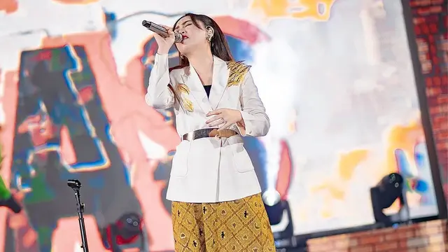 Model Baju Batik dan Kebaya ala Happy Asmara. (instagram/happy_asmara77)